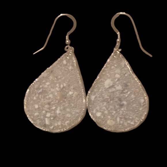 Seashell accent dangle earrings - Picture 4 of 4